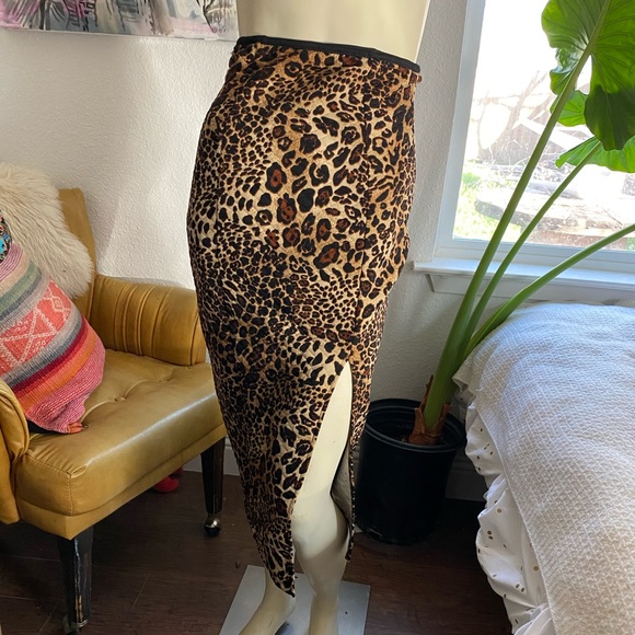 Dresses & Skirts - Soft leopard print skirt